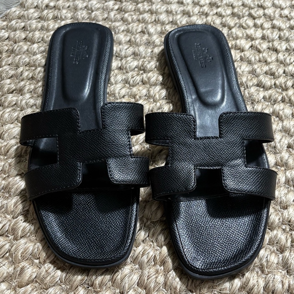 Hermès Black Oran Sandals size 39 US 9
Made in Italy slip on H design - Picture 1 of 8